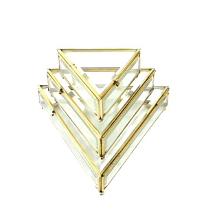 Boîte à bijoux en métal laiton et verre miroir, petite, moderne, de luxe, faite à la main, boîte à anneaux personnalisée, triangle doré - Product Image 1