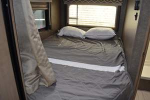 PRÊT À EXPÉDIER - VÉHICULE D'OCCASION CONDUITE À GAUCHE |   Conduite à droite |   Camping-car Thor Motor Coach Daybreak 22GO V8 Power Full Camper EXPRESS 3500 2019 - Product Image 4