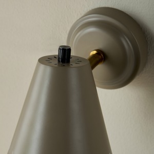 Applique murale de haute qualité en métal doré au design élégant créant une lueur luxueuse pour les intérieurs modernes et classiques - Product Image 5