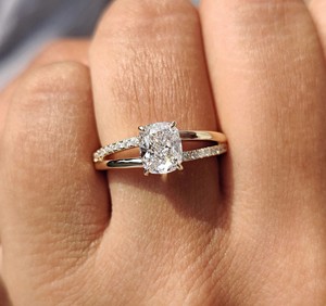 Bague de fiançailles en or 14K 18K pour femme, diamant de laboratoire certifié IGI de 1,00 à 5,00 carats, taille coussin et ronde, pavé partagé - Product Image 2