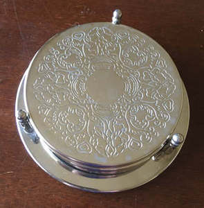 Sous-verres à thé en acier inoxydable gaufré plaqué couleur argent Design de haute qualité Parfait pour le café et le thé au bureau à domicile - Product Image 5