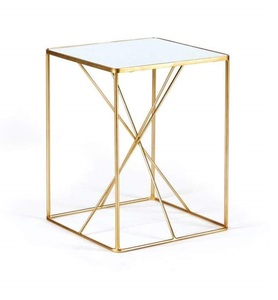 Tavolino <span class=keywords><strong>da</strong></span> caffè <span class=keywords><strong>in</strong></span> metallo di forma quadrata <span class=keywords><strong>con</strong></span> <span class=keywords><strong>piano</strong></span> <span class=keywords><strong>in</strong></span> <span class=keywords><strong>vetro</strong></span> Design unico centrotavola <span class=keywords><strong>da</strong></span> pavimento di vendita caldo tavolino placcato oro - Product Image 1