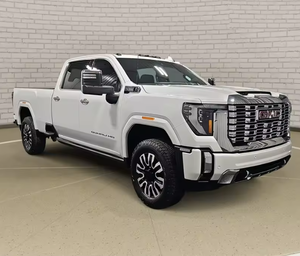 GMC Sierra 3500HD Denali 2024, cabine double, transmission intégrale, boîte de vitesses automatique, sièges en cuir, toit ouvrant panoramique, caméra arrière, conduite à gauche - Product Image 5