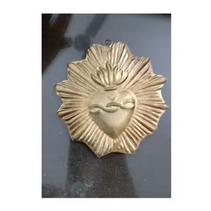 Adorno de Corazón Sagrado de Metal, Colgante de Corazón Dorado con Diseño de Sol y Llamas, Decoración Católica para Colgar en la Pared - Product Image 1