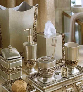 Ce somptueux ensemble de salle de bain en or et argent antique de huit pièces se distingue par ses motifs de défilement ornés et élaborés. - Product Image 1