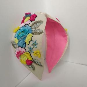 Bandeau en perles de rocaille délicatement conçu pour les femmes qui cherchent à ajouter de l'élégance faite à la main et du charme traditionnel à leur coiffure - Product Image 5