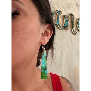 Pendientes Colgantes de Plata de Ley y Turquesa Verde Mohave Navajo, Diseño Geométrico en Losa, Hechos a Mano - Product Image 2