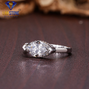 Anillo de oro blanco con diamantes de corte Marquesa TDW 1,56 de Lab-Stone / Elegance por triplicado, brillo sin fin/color de la EF-VS - Product Image 2