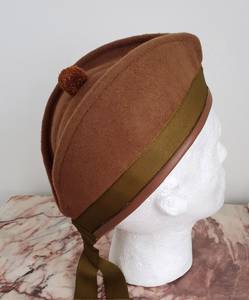 Los diseñadores OEM mantienen el sombrero Glengarry elegante de alta calidad con la cinta de satén y los sombreros del detalle de la insignia - Product Image 3