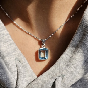 Pendentif rectangulaire en topaze bleue et argent, léger, religieux, en argent sterling 925, pierre précieuse - Product Image 2