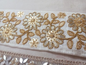 Lacets sur mesure brodés avec miroir perlé et pailleté et à motifs floraux idéaux pour les créateurs de costumes pour la revente - Product Image 4