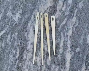 Aguja de Hueso Pulida Ecológica con Forma de Animal para Manualidades Tradicionales de Crescent Crafts - Product Image 4