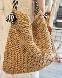 Sac fourre-tout en paille tressée, sangle en cuir végétalien, fait main - Product Image 4