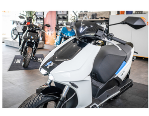 Nouvelle trottinette électrique Ray 7.7 Premium 2023 |   Classique Blanc |   129 km/h |   Trottinette électrique 7,7 kWh - Moto électrique - Remise exclusive de 30% - Product Image 3