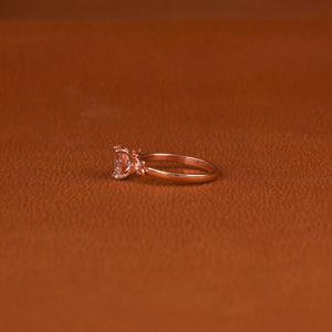 Bague de fiançailles plaquée or rose 18KT à la mode coupe rayonnante diamant cultivé en laboratoire conception personnalisée classique pour cadeau d'anniversaire IGI - Product Image 2