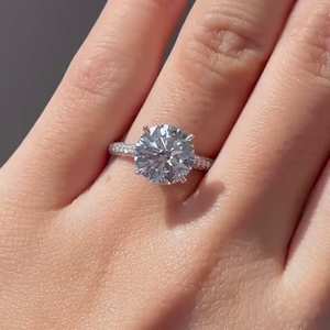 Anillo de compromiso con halo de diamantes de laboratorio redondos de 3.00 quilates con certificación IGI, engaste tipo catedral, estilo elegante - Product Image 5