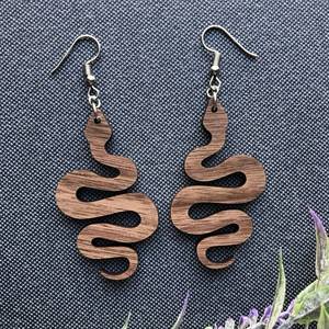 Boucles d'oreilles en bois naturel pour la fête et le quotidien Boucles d'oreilles en bois uniques avec des motifs tribaux et ethniques - Product Image 6