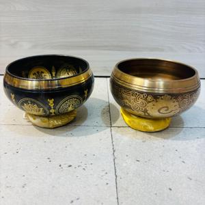 Bol chantant en métal en bronze traditionnel d'inspiration himalayenne produit artisanal bouddhiste pour la guérison des chakras et la thérapie par le son - Product Image 5