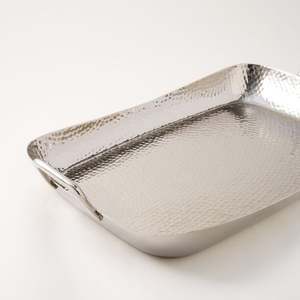 Bandeja de Servicio Artesanal de Madera y Acero Inoxidable con Acabado Plateado Moderno, Diseño Martillado, Forma Rectangular, Asas Personalizables para el Hogar - Product Image 2