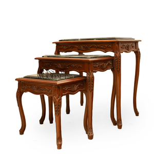 Ensemble de tables gigognes classiques en bois sculpté avec élégantes plateaux en marbre vert pour salons de luxe et décoration intérieure haut de gamme - Product Image 2