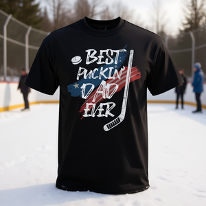 Camiseta de hockey Best Puckin Dad Ever para hombre, cuello redondo, manga corta, estampado en serigrafía, regalo deportivo - Product Image 3