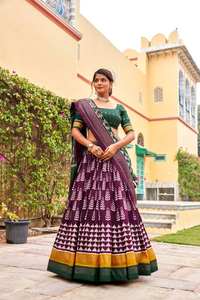 Lehenga choli ผ้าไหมทัสซาร์พร้อมฟอยล์พิมพ์ลายใส่ทำงานในงานแต่งงานสไตล์อินเดียใต้ - Product Image 3
