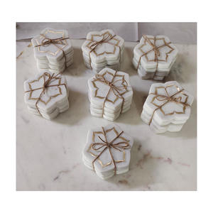 Ensemble de sous-verres à thé en marbre blanc naturel fait à la main avec incrustations en laiton, forme de fleur, 10 cm, qualité supérieure, style antique, pour cadeau, hôtel - Product Image 1