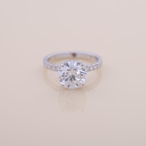 Bague de fiançailles et de mariage en diamant rond brillant cultivé en laboratoire certifié IGI, avec halo et bande pavée en or blanc/rose et jaune 14 carats - Product Image 1