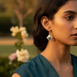 ต่างหูคริสตัลทรงข้าวหลามตัดสำหรับผู้หญิงประดับด้วยคิวบิกเซอร์โคเนีย - Product Image 3