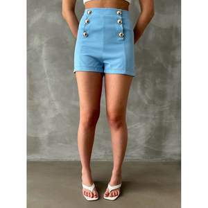 Shorts pour femmes Topshow en bleu avec boutons décoratifs, produit en gros - Product Image 1
