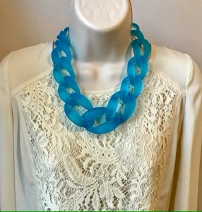 Collier en résine épaisse audacieuse avec des couleurs vives et des motifs uniques, parfait pour faire une déclaration par l'artisanat du croissant - Product Image 1