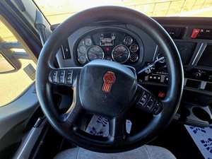 VENTE FLASH - SOLDE EXCEPTIONNEL - Camion semi-remorque T680 2022 avec cabine couchette - Toit surélevé de 76 pouces - 455 CV - Boîte automatique 12 vitesses - Expédition mondiale - Product Image 2