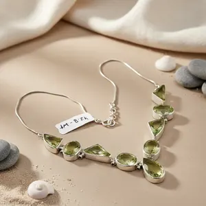 Collar con Colgante de Peridoto Geométrico en Plata 925 con Baño de Rodio para Mujer - Joyería de Regalo Moderna - Product Image 1