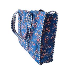 Sac fourre-tout à bandoulière matelassé en coton 100% bleu floral, fait à la main, tendance, pour les voyages et les courses - Product Image 2