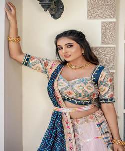 Ensemble de mariage Lehenga Choli tendance, choli long chic, tenue de soirée, broderie, design moderne pour les futures mariées - Product Image 5