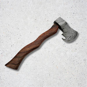 Hache de camping à tête large en acier de Damas, design nordique traditionnel, fabriquée à la main avec un manche en bois massif pour la survie et l'aventure en plein air - Product Image 1