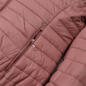 Chaqueta acolchada de invierno con logotipo personalizado impreso para mujer, novedad de venta al por mayor, material de tela de clasificación superior, opción de talla grande teñida - Product Image 4