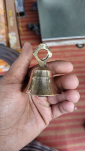 Campanas de latón hechas a mano hechas a medida en tamaño de 2 pulgadas, ideales para templos domésticos y tiendas de decoración del hogar para reventa - Product Image 2