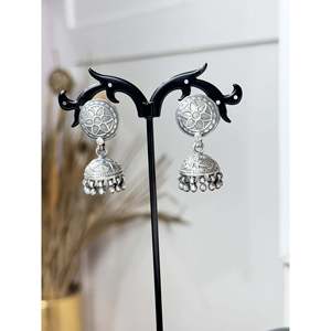 Pendientes Jhumki de Plata 925 con Textura Floral, Pendientes Clásicos Colgantes con Perla para Bodas, Fiestas o Regalos - Product Image 1