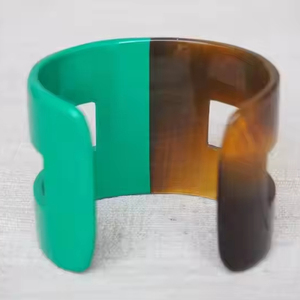 Brazalete Hecho a Mano con Cuerno de Búfalo Ecológico, Pulido y Liso, Estilo Moderno y Minimalista para Uso Diario y Bohemio - Product Image 1