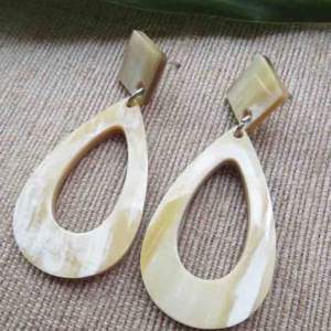 Fabricant et exportateur de boucles d'oreilles en corne pour une taille personnalisée prix bon marché avec utilisation à la main pour la vente - Product Image 2