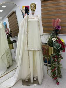 Trajes de Fiesta Indios, Top y Palazzo de Seda Fendy con Trabajo de Espejo y Encaje Real, con Dupatta de Seda Fendy con Encaje y Trabajo de Espejo - Product Image 4