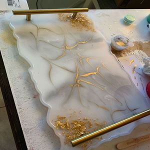 Plato de resina hecho a mano, diseño colorido contemporáneo, ideal para fiestas, reuniones, entretenimiento o arreglos festivos en el hogar - Product Image 2