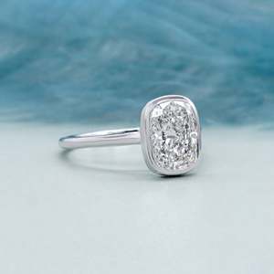 Bague de fiançailles solitaire en or blanc certifiée IGI avec diamant taille coussin serti clos, qualité supérieure - Product Image 2
