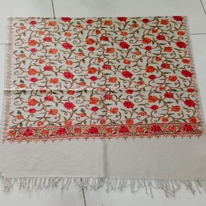 Écharpe longue d'hiver pour femme en acrylique respirant, lourdement brodée, traditionnelle, teinte avec des franges sur les deux côtés - Product Image 4