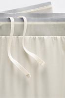 Shorts de sport pour hommes, coupe courte, tissu uni écologique léger à séchage rapide, anti-plis, taille élastique, maille respirante