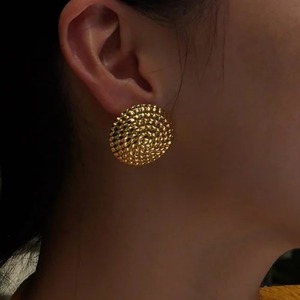 Clous d'oreilles élégants à la mode avec un look moderne, parfaits pour un usage quotidien et un habillage de fête disponibles à la vente - Product Image 2