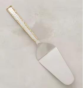 Ensemble de spatules à gâteau tendance en acier inoxydable avec poignée design pour le service et la présentation de desserts modernes à la maison - Product Image 3
