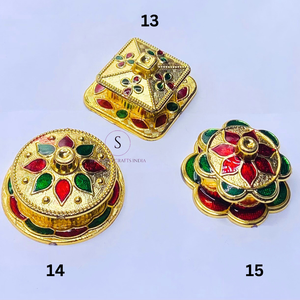 Petite boîte ronde en or plaqué, artisanale, avec un travail de cristal et de petites pierres précieuses, pour les cadeaux de mariage - Product Image 1