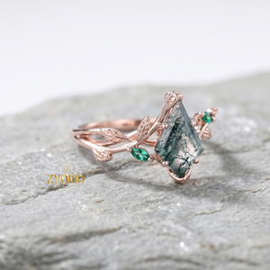 Anillo de compromiso botánico de lujo de oro de 18 quilates con ágata musgosa tallada en forma de cometa y detalles de esmeralda verde. - Product Image 3